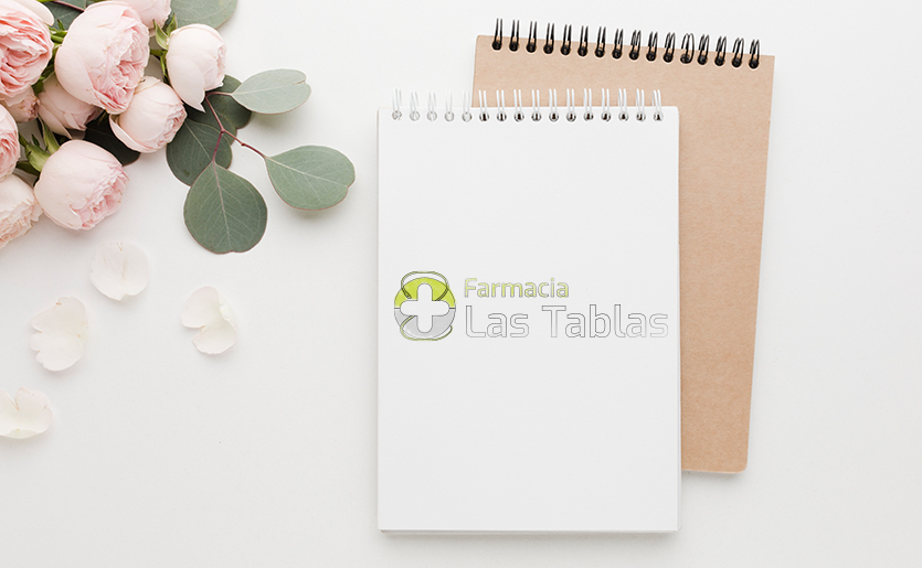 Cuaderno mostrando un dibujo de logotipo de Farmacia Las Tablas